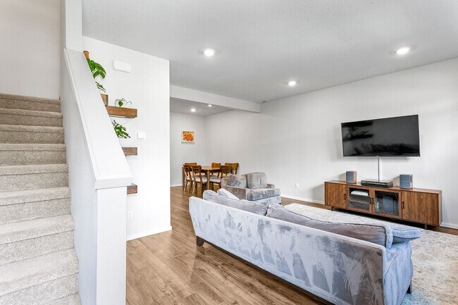 Building Photo - 3BD 2.5BA + Townhouse w/2-Car Garage + AC