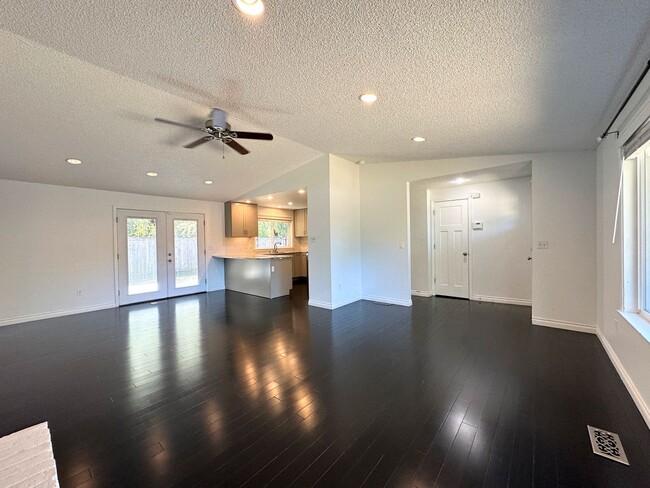 Building Photo - Charming 3-bedroom 2-bathroom Steilacoom R...