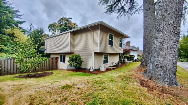 Building Photo - Welcome to this Gorgeous 4 Bedroom Home in the Desirable Westlake Neighborhood in Lake Oswego! Fr...