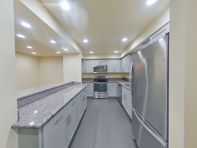 Building Photo - 2 Bedroom Condo In Fantastic Location!