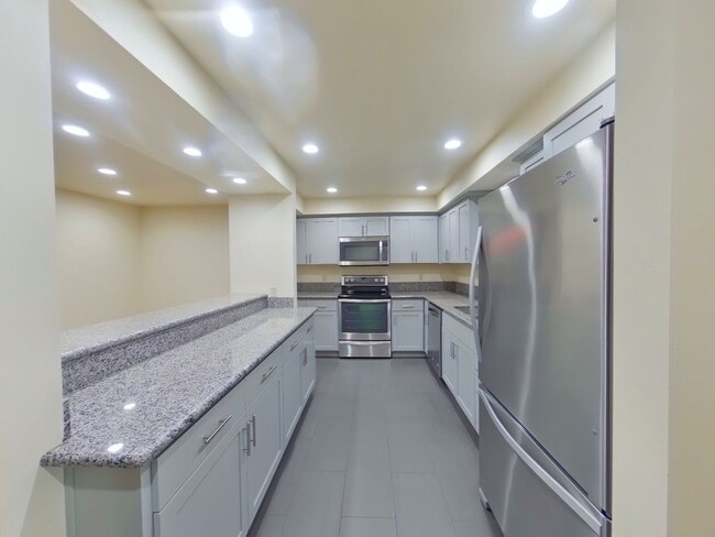 Foto del edificio - 2 Bedroom Condo In Fantastic Location!