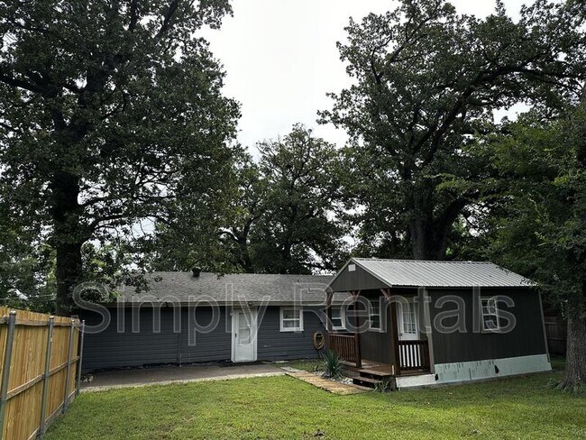 Building Photo - Kingston Rd 906