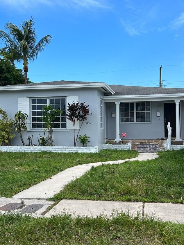 Foto principal - 3654 SW 25th Ter