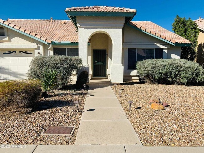 Building Photo - 3 bedroom, 2 bath, 2 car garage w/POOL & F...