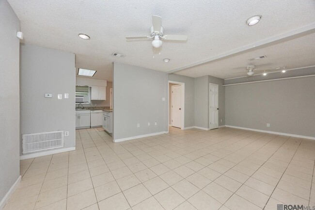 Foto del edificio - 7224 Meadow Park Ave
