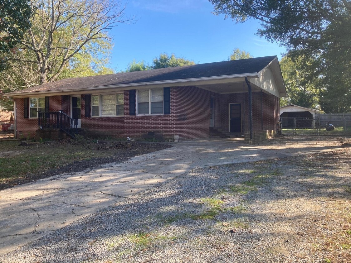 28 Glen View Dr NE, Rome, GA 30165 House for Rent in Rome, GA