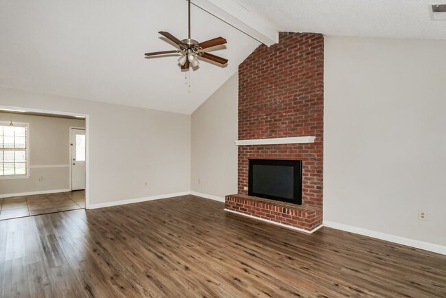 Foto del edificio - 7352 Alexander Rd