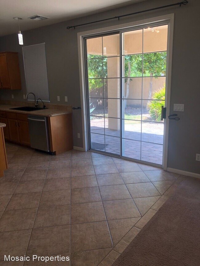 Building Photo - 4 br, 2.5 bath House - 471 N. Eucalyptus Pl