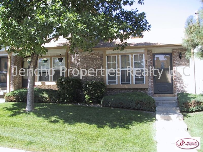 Primary Photo - Great Tri Level Townhome