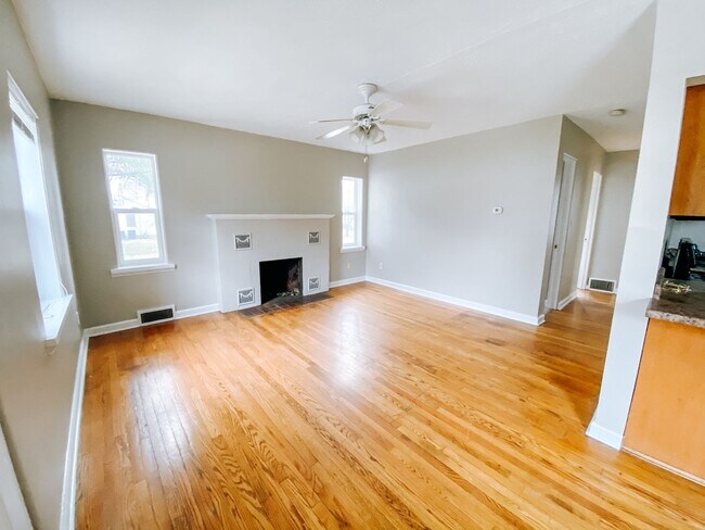 Building Photo - Three Bedroom Close To Downtown