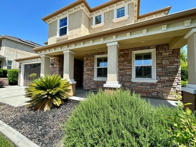 Building Photo - Beautiful 5 Bedroom Located in Blackstone!...