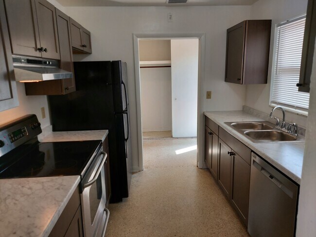 Building Photo - 971 Bianca Dr NE