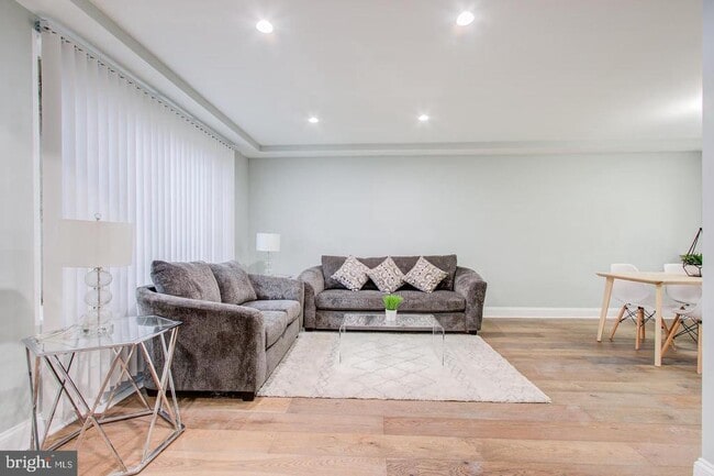 Building Photo - 1626 Kenwood Ave