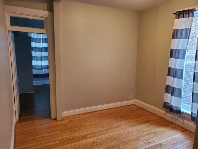 1st bedroom - 1520 Green St