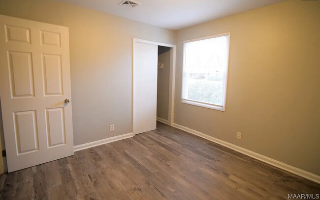 Building Photo - 1201 Buckingham Dr