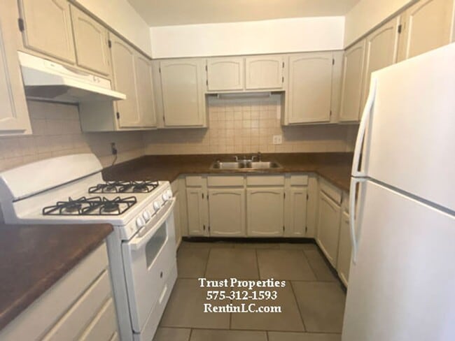 Building Photo - Super Cute 3/2 with Fridgerated AC