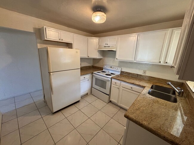 Foto del edificio - 4 Bedroom 1 1/2 Bathroom Single Family House