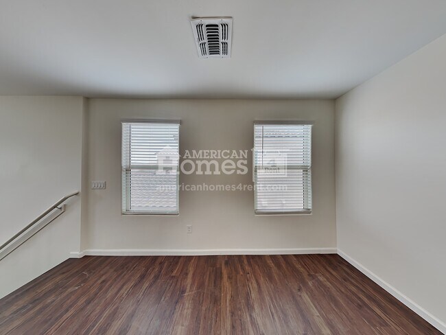 Building Photo - 854 E Artesia Place