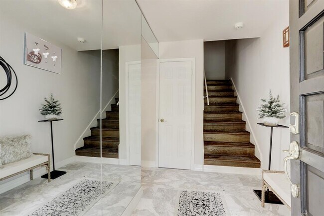 Foto del edificio - 8948 Chatsworth Dr