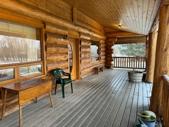 Foto del edificio - Enchanting Log Home for Lease