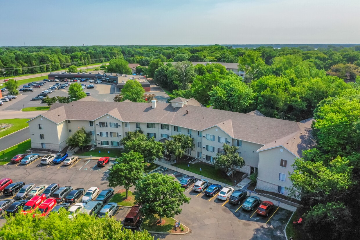 Oak Hills Manor - 820 Civic Heights Dr Circle Pines, MN 55014