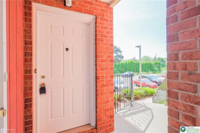 Foto del edificio - 1464 N Cedar Crest Blvd
