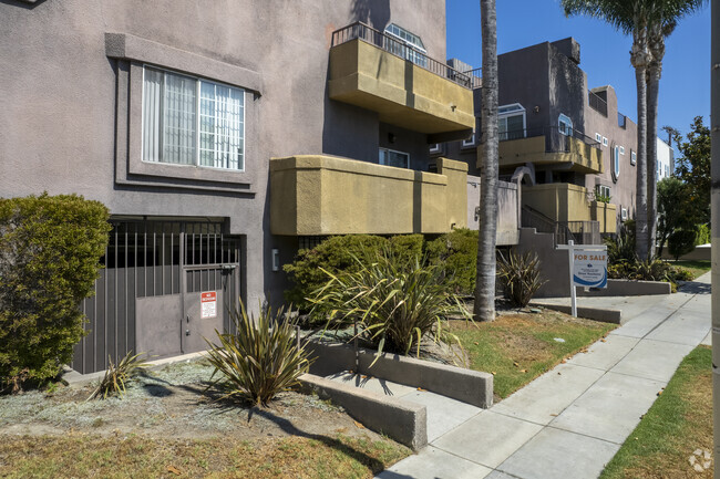 Building Photo - 5010 Cahuenga Blvd