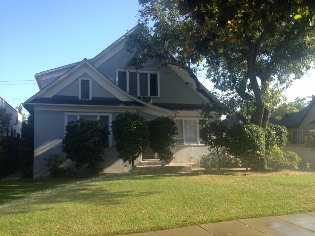 Front - 1998 Queensberry Rd