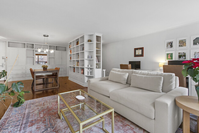 Foto del edificio - Bright and airy condo in the heart of Stre...