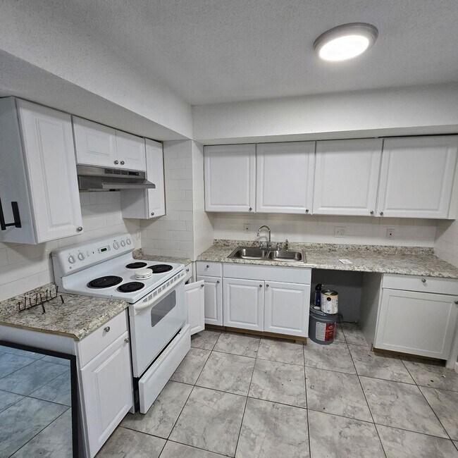 Building Photo - Available NOW— 2 bd/1.5ba townhome near Do...