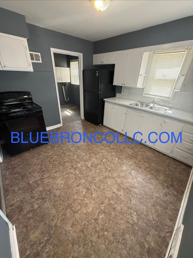 Building Photo - Newly remodeled! Fresh paint and beautiful hardwood floors