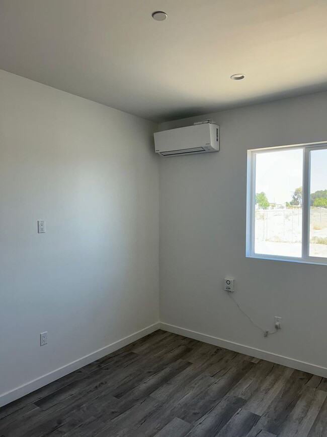 Foto del edificio - 9308 E Ave T 6