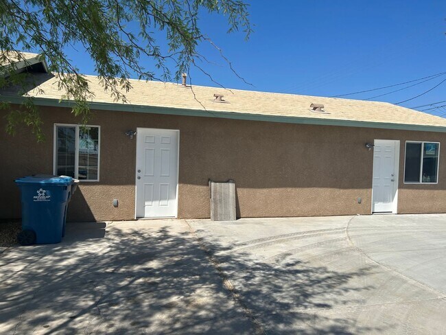Building Photo - 605 W 3rd St