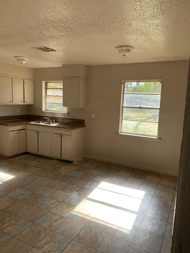 Building Photo - 205 Tanglewood Dr