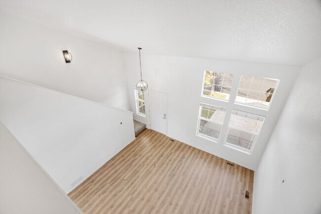 Foto del edificio - 2 bed/ 2.5 bath duplex in established neighborhood with corner lot