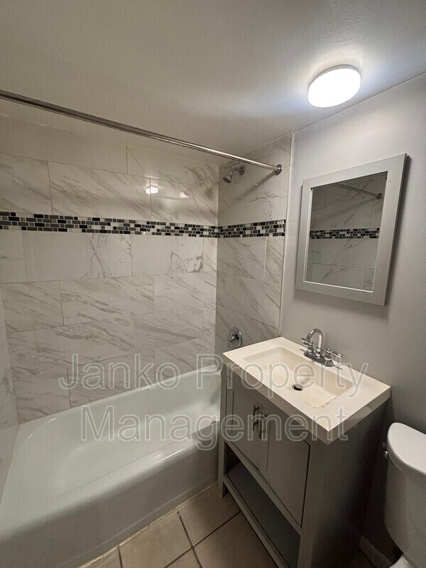 Foto del edificio - 3351 Commercial Ave