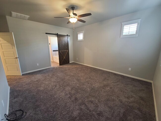 Foto del edificio - 6051 Copper Hill St