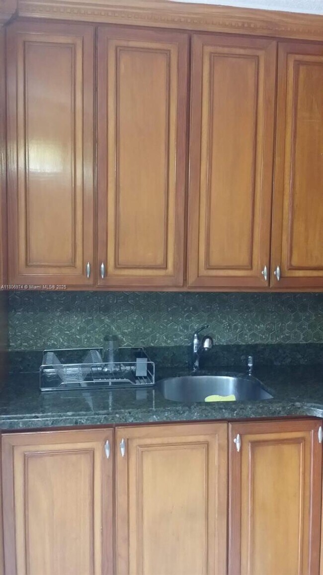 Foto del edificio - 680 NW 82nd Pl