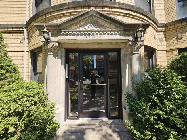 Building Photo - 5507 N Campbell Ave