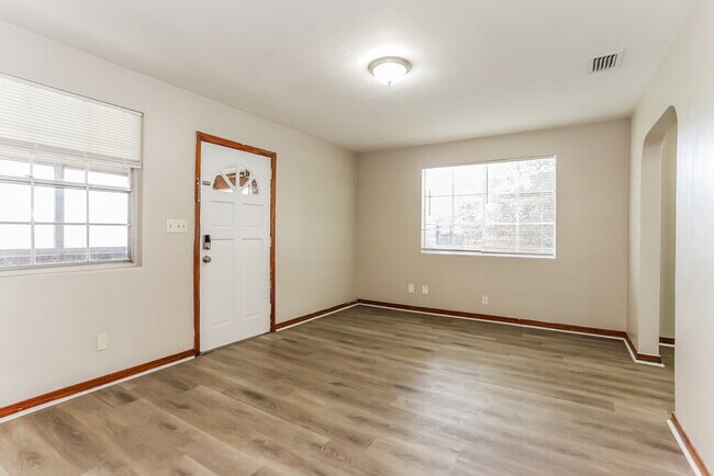 Foto del edificio - 741 Dixon St