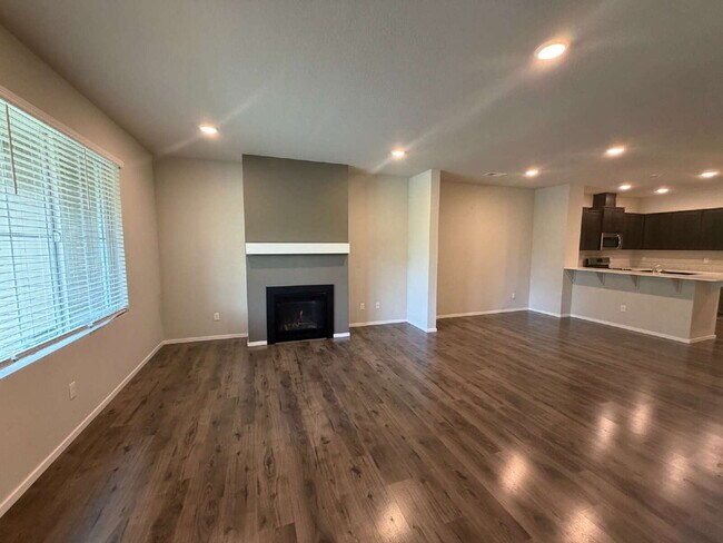 Building Photo - 3 Bedroom / 2.5 Bathroom Townhome - Near Bethany & PCC