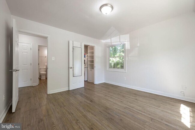 Foto del edificio - 5904 Bayshire Rd