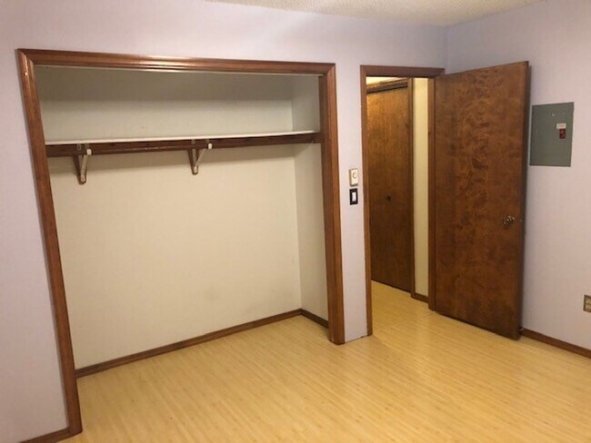 Foto del edificio - 2 Bedroom Apartment Near MSU! Small Dogs W...