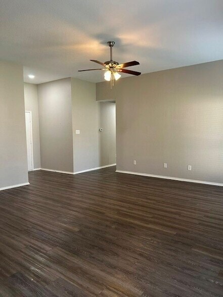 Foto del edificio - 1012 High Crest Dr