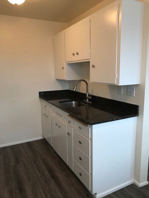 Building Photo - Four Seasons Apartments - Studio