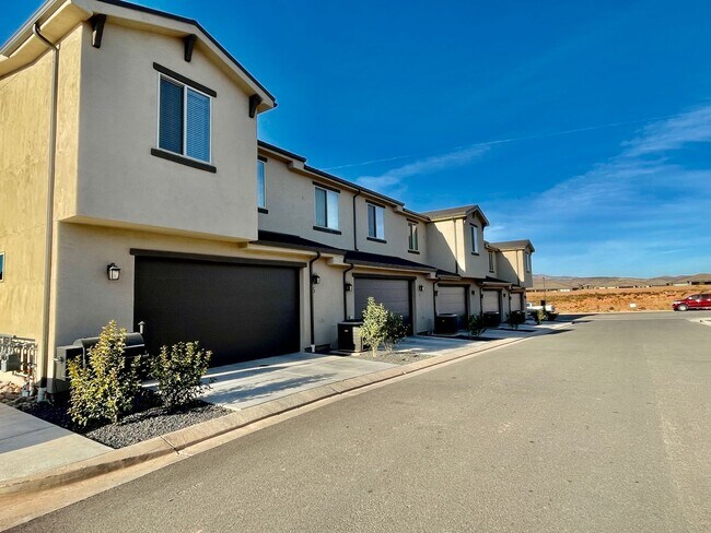 Building Photo - Beautiful Four-Bedroom Luxury Sage Villas Townhome in Ivins