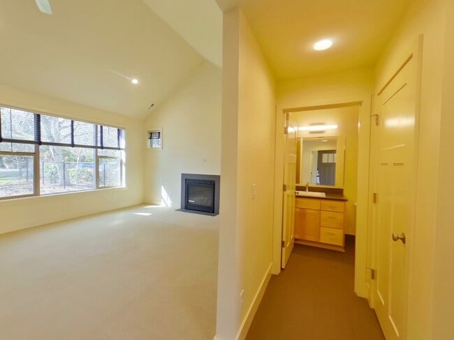 Building Photo - Newer Duplex Near Autzen Stadium - 3Bed/2B...