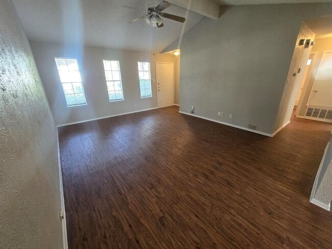 Building Photo - 702 Live Oak Dr