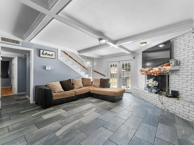 Building Photo - 2405 Summit Dr