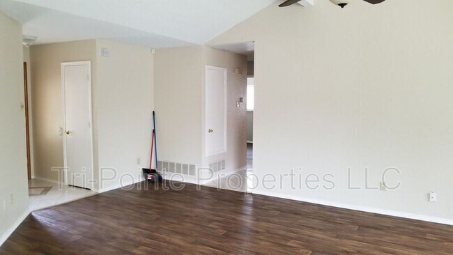 Building Photo - 3037 Colony Dr